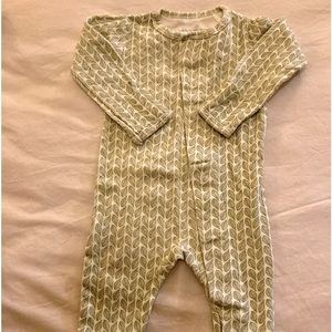 Simply Magnetic Me Footie 0-3 months.  EUC